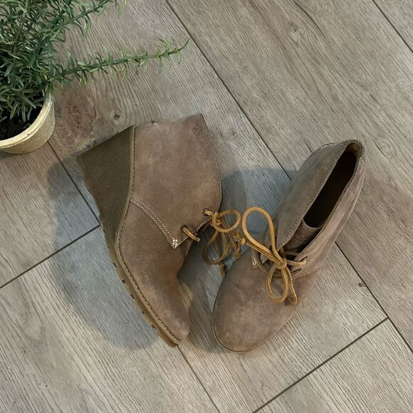 BRAND NEW SPERRY TOP SIDER WOMENS STELLA PROW ANKLE BOOTIE SUEDE TAN SIZE 9 - Picture 1 of 9